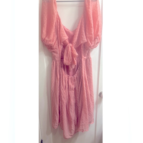 Plus Swiss Dot Sweetheart Neck Puff Sleeve Tie Back Dress - Picture 4 of 5